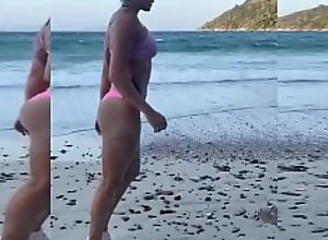 Ivana en la Playa haciendo Ejercicios