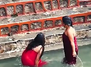 INDIAN WOMEN SHOW HER BUMB AND BRA IN RIVER