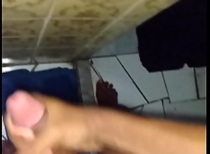 Novinho se masturbando no banheiro