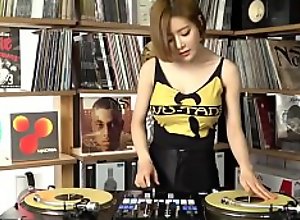 公众号【91报社】韩国最火DJ室内性�..