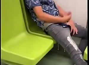Hombre se masturba en publico en metro