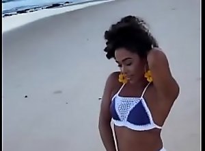 Vagaba dançando na praia