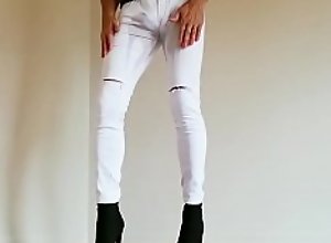 Vanity peeing in her white jeans