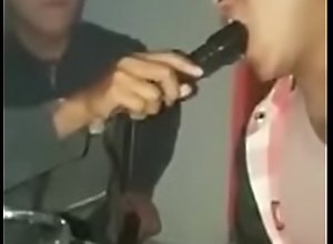 Mi amigo puto se come un microfono