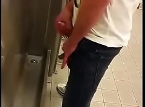 batendo uma no banheiro publico