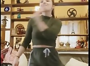 Larissa Manoela dançando sem sutiã (C/ Camiseta)