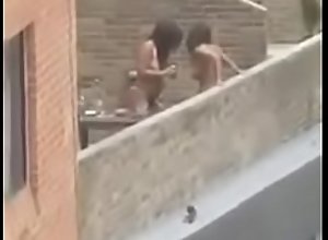 Lesbiana en la terraza