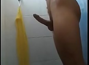 Chico me manda video en la ducha rico pene y rica