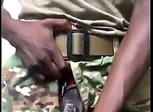 Militar jalandose la vergota negra de 25 cm