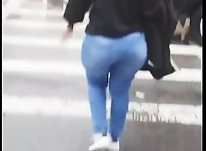 Big booty in the Street candid