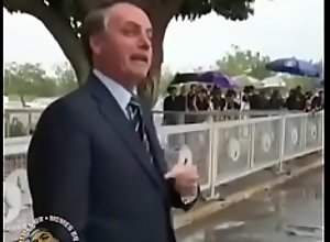 Bolsonaro fodendo imprensa gostosa na chuvinha em