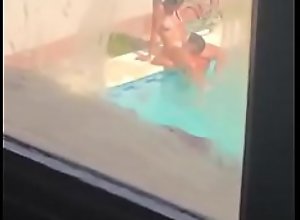 Argentinos teniendo sexo en la piscina [ 1ra parte