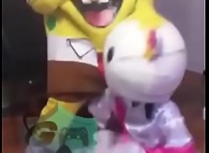 Bob Esponja botando Hello Kitty pra mamar