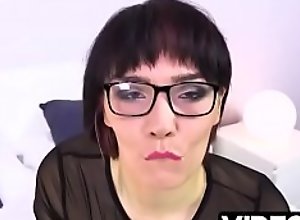 Polskie porno - Seksowna brunetka w okularach