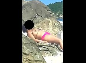 Batendo punheta em praia de nudismo na frente de