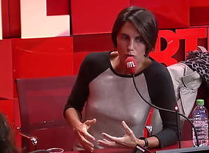 Alessandra Sublet sans soutif a la radio