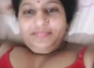 BEAUTIFUL SEXY MARRIED BHABHI SHOWING ON VIDEO..