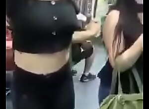 Lésbicas safadas no metrô com um dildo