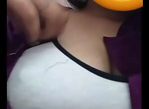 Desi Girl Riya showing big boobs on video call..