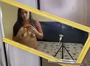 Kel Santos mostrando os peitos no espelho