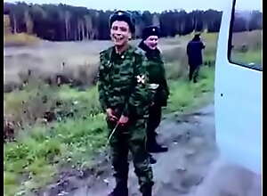 Soldato russo piscia