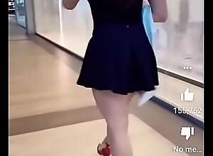 Chica sabrosa con minifalda en centro comercial..