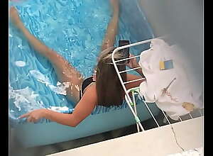 Gostosa de bikini tomando banho sozinha na piscininha de plastico, minha vizinha, filmei escondido #3 PARTE