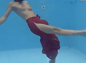 Underwater naked chick Hermione Ganger getting