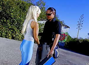 FIT step MOM STACY IN LEGGINGS TALK TO PUBLIC..