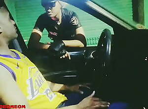 Policial feminina faz sexo dentro do carro