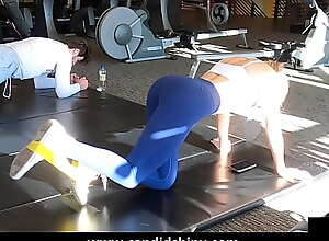 gym hottie in blue yogapants