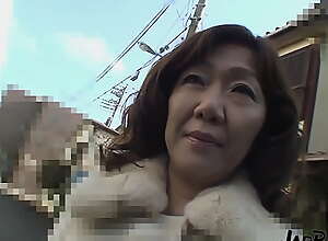 Japanese MILF Receiving The Cum In Her Pussy