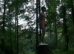 BluttBoy spaziert nackt im Wald