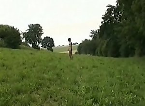 BluttBoy joggt nackt auf dem Feld