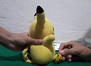 Pikachu traçando a vara no pichu , com jogo de
