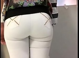 Culitos en pantalón blanco