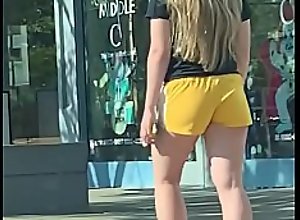 Gringa caminando en shorts por la calle